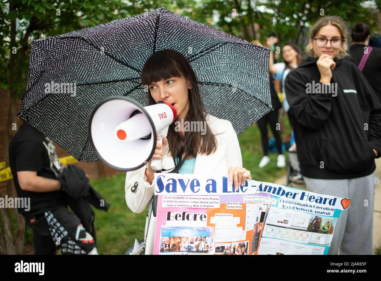 Amber sentì i sostenitori Christina Taft dimostrare al tribunale della contea di Fairfax, a Fairfax, mentre il processo civile tra Johnny Depp e Amber sentì riprendere, venerdì 27 maggio 2022. Depp ha portato una causa di diffamazione contro la sua ex moglie, l'attrice Amber sentito, dopo che ha scritto un op-ed nel Washington Post nel 2018 che, senza chiamare Depp, lo accusò di abuso domestico. Credito: Cliff Owen/CNP (RESTRIZIONE: NO New York o New Jersey Quotidiani o giornali entro un raggio di 75 miglia da New York City) Foto Stock