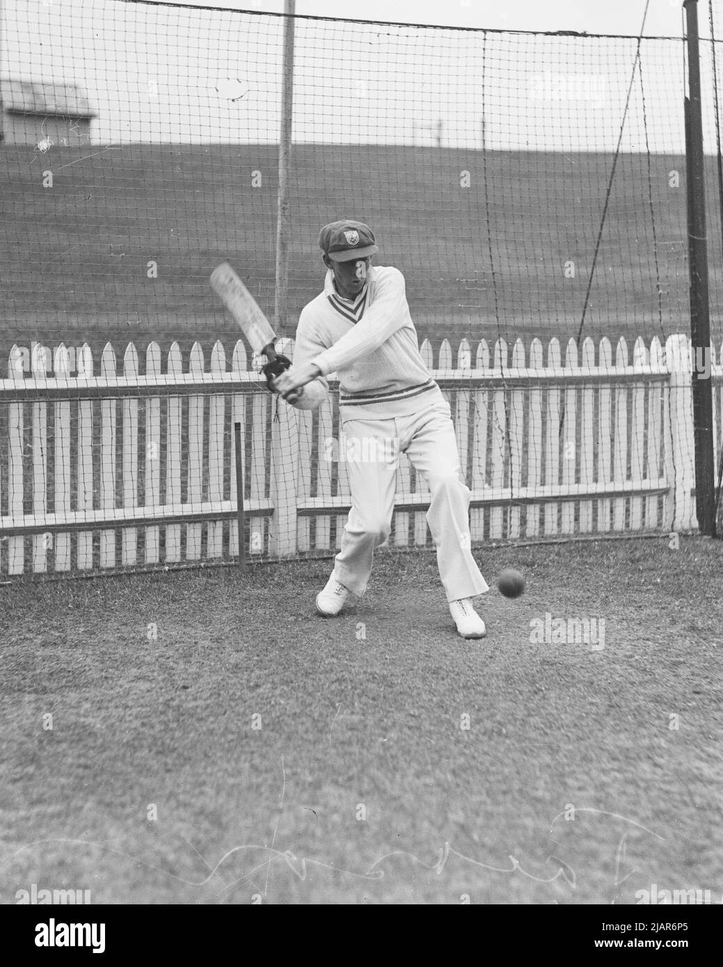 Il cricketer australiano Archie Jackson pratica la sua battuta nelle reti ca. 1930 Foto Stock