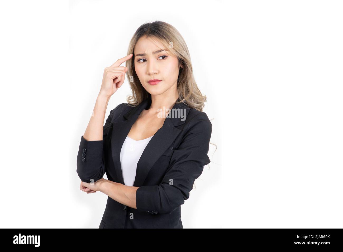 Donne contemplative di affari in vestito nero che punta le dita alle sue teste che pensano abuot risposta per soluzione di affari. Foto Stock
