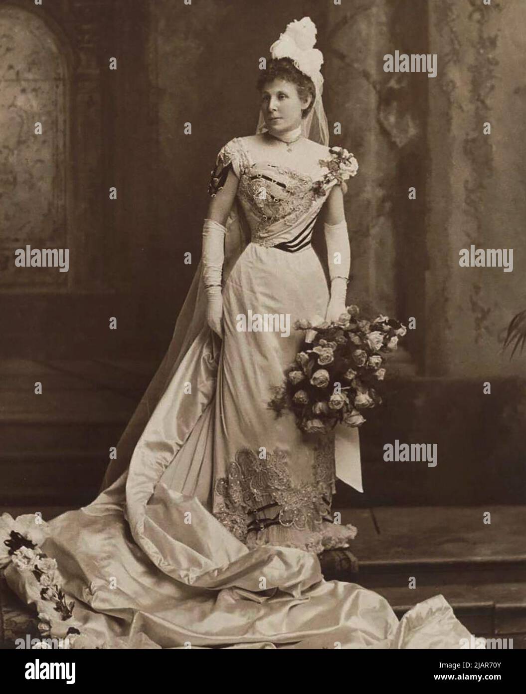 Jane Barton vestito da corte - forse in una visita in Inghilterra per l'incoronazione di Edward VII? circa 1902 Foto Stock