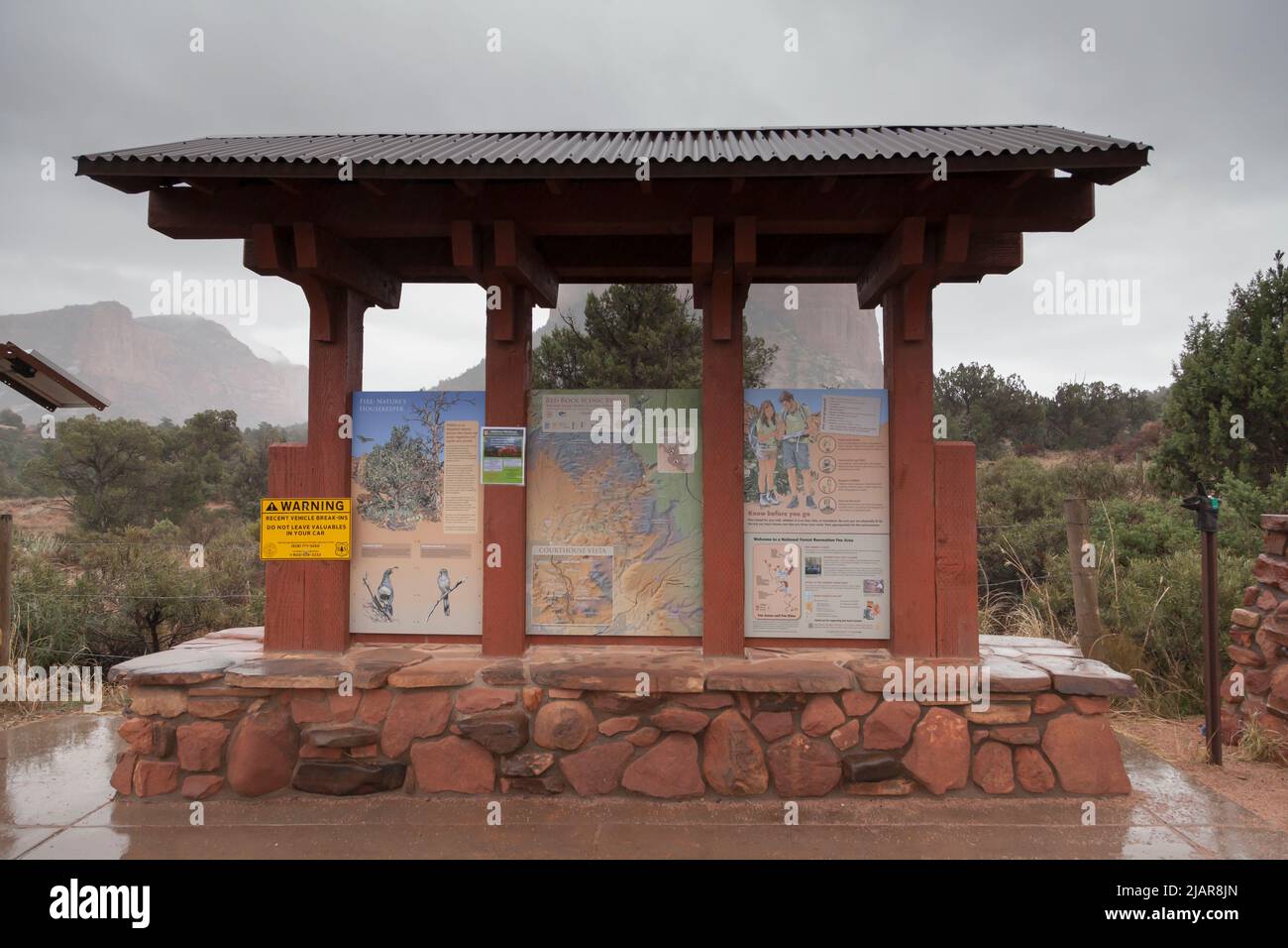 Cartello all'ingresso del centro informazioni turistiche; Arizona; USA; Village of Oak Creek; South Sedona Foto Stock