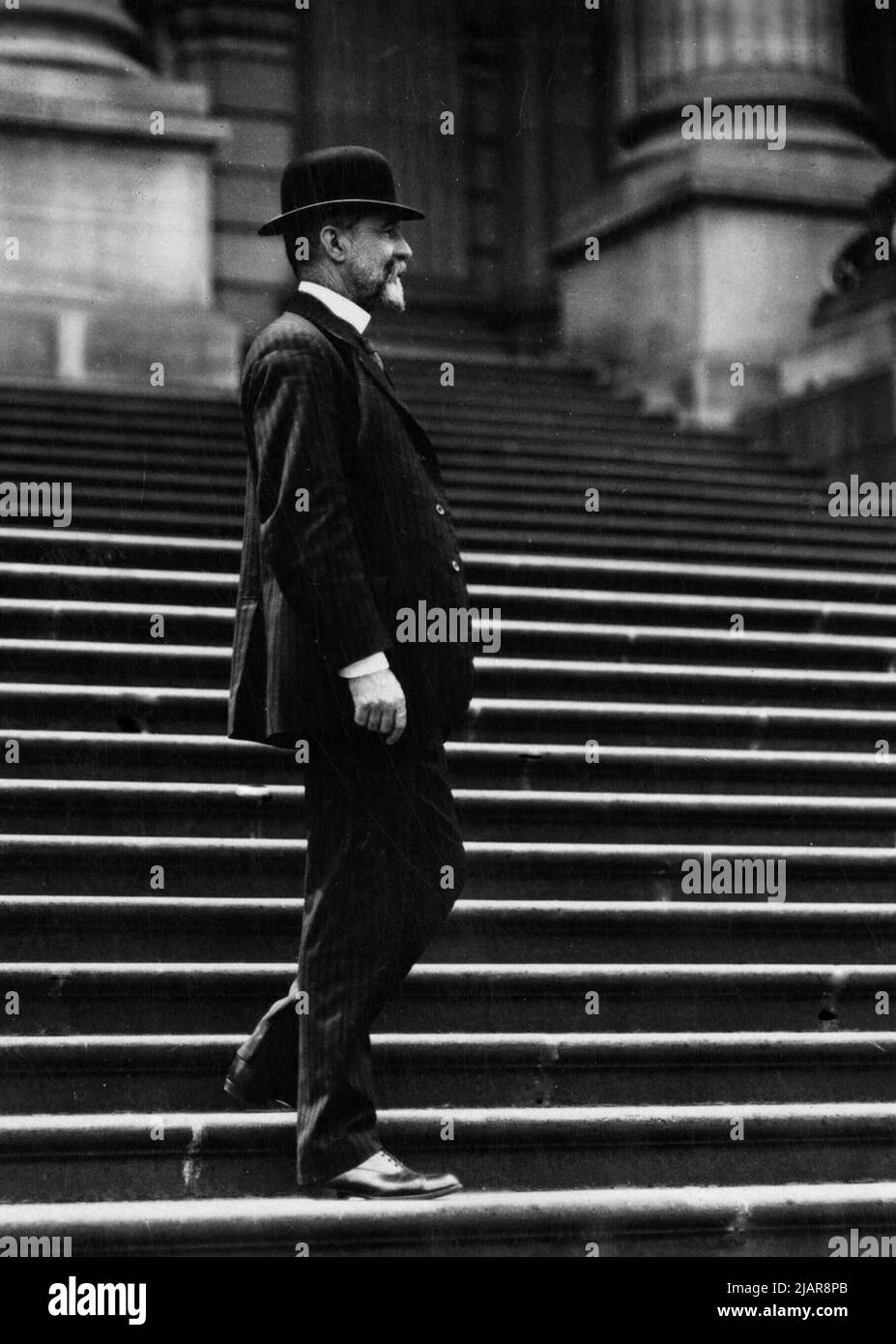 Fotografia di Alfred Deakin che lascia la sede del Parlamento di Melbourne, dopo il suo ultimo incontro del Partito Liberale del Commonwealth come leader del partito ca. 20 gennaio 1913 Foto Stock