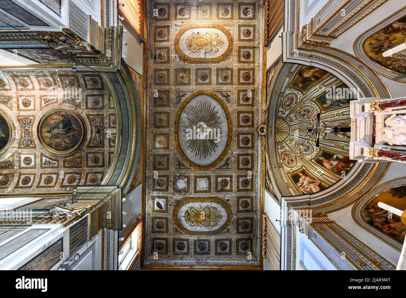 Sorrento, Italia - 27 ago 2021: Intricato interno della Basilica di Sant'Antonino a Sorrento. Foto Stock