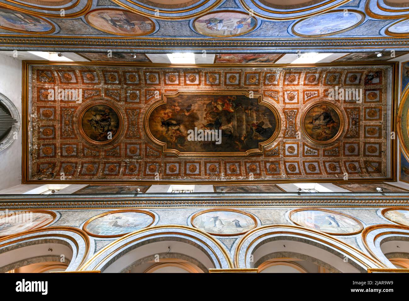 Sorrento, Italia - 27 ago 2021: Intricato interno della Basilica di Sant'Antonino a Sorrento. Foto Stock