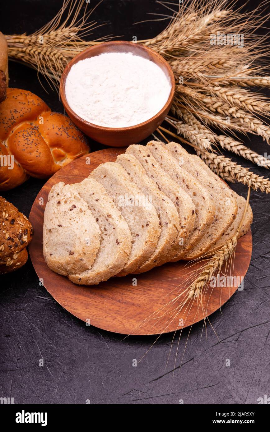 Composizione con pane e farina. Pane tradizionale sourbreast . Foto Stock