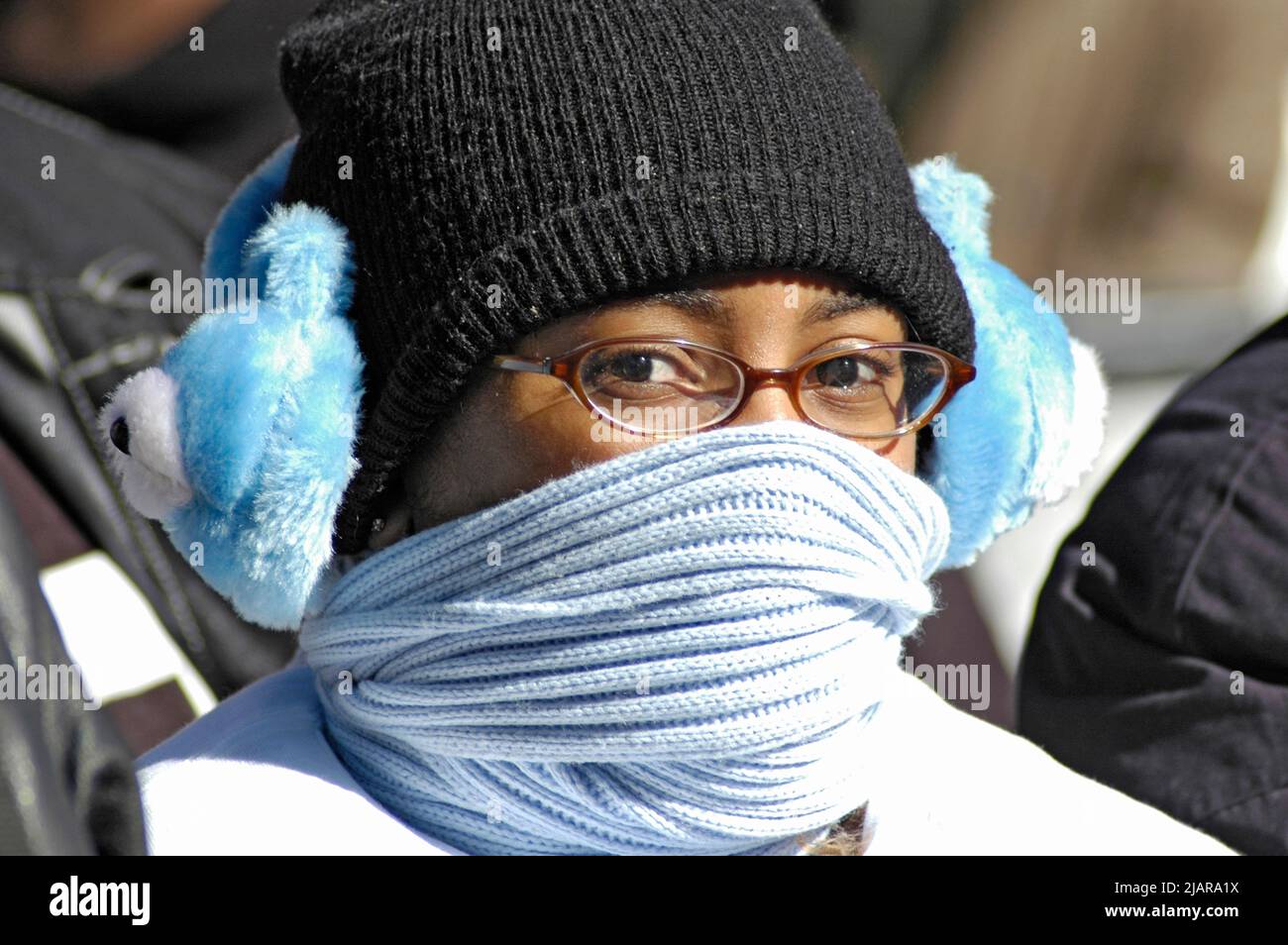 Giovane donna nera etnica che cerca di mantenere il caldo alla marcia MLK in onore di Martin Luther King ad Atlanta Foto Stock