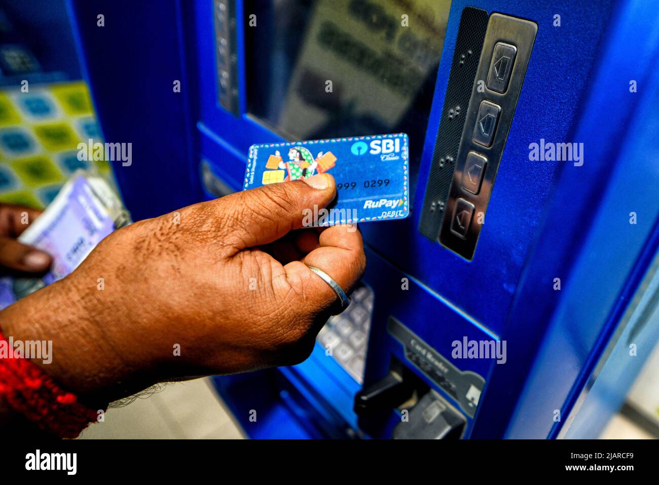 Kolkata, India. 31st maggio 2022. Un uomo visto utilizzando ATM (Automated Teller Machine) servizi per prelevare contanti a Kolkata. La Reserve Bank of India (RBI) ha chiesto a tutte le banche di fornire ai clienti l'opzione di prelievo di contanti senza carta presso i loro bancomat. (Foto di Avishek Das/SOPA Images/Sipa USA) Credit: Sipa USA/Alamy Live News Foto Stock