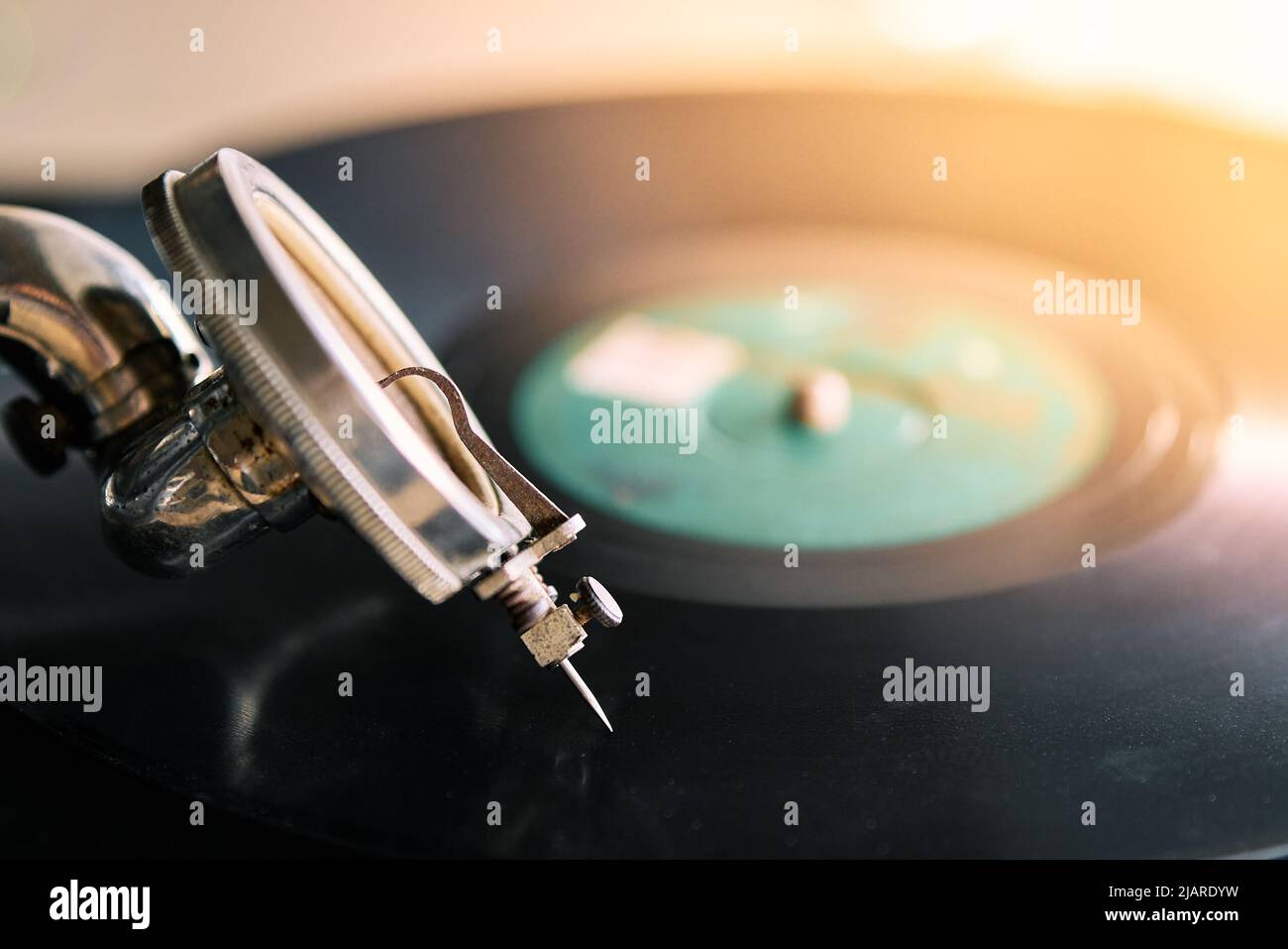 ago di un vecchio gramofono portatile con un disco in vinile ricoperto di polvere Foto Stock