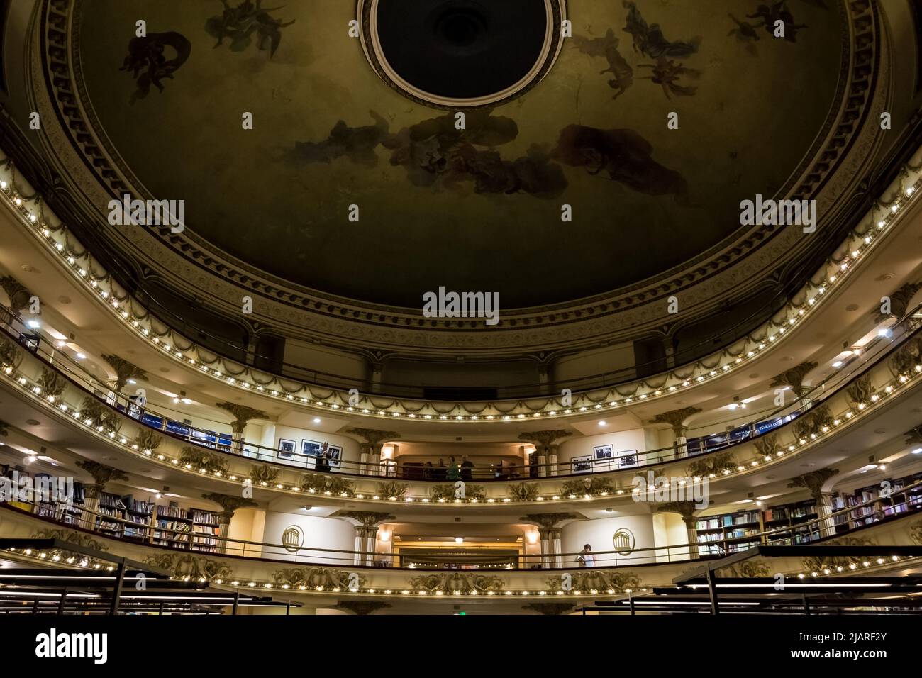 Dettaglio architettonico di El Ateneo Grand Splendid, una delle librerie più belle del mondo, a Buenos Aires. Foto Stock