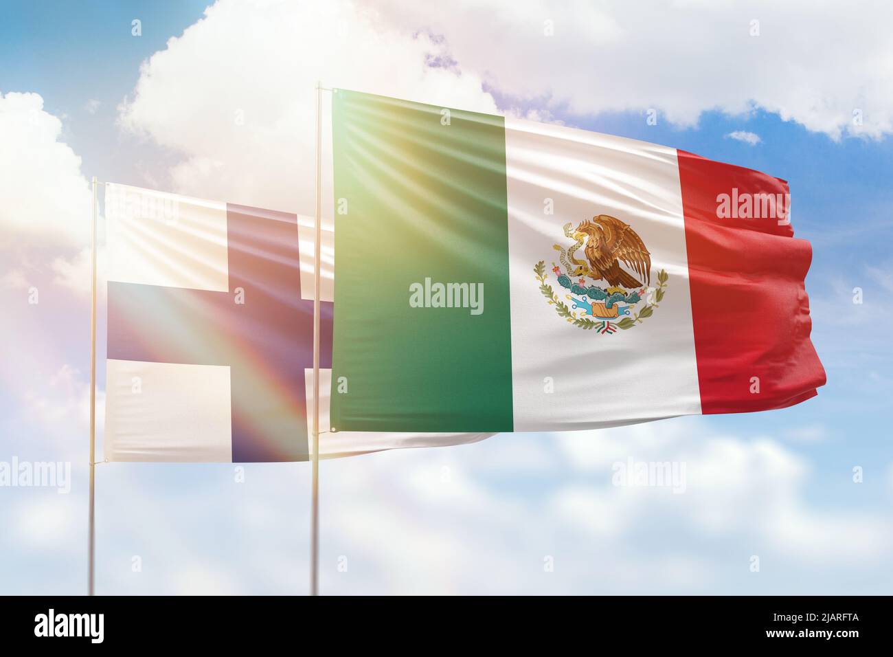 Cielo azzurro soleggiato e bandiere del messico e della finlandia Foto Stock