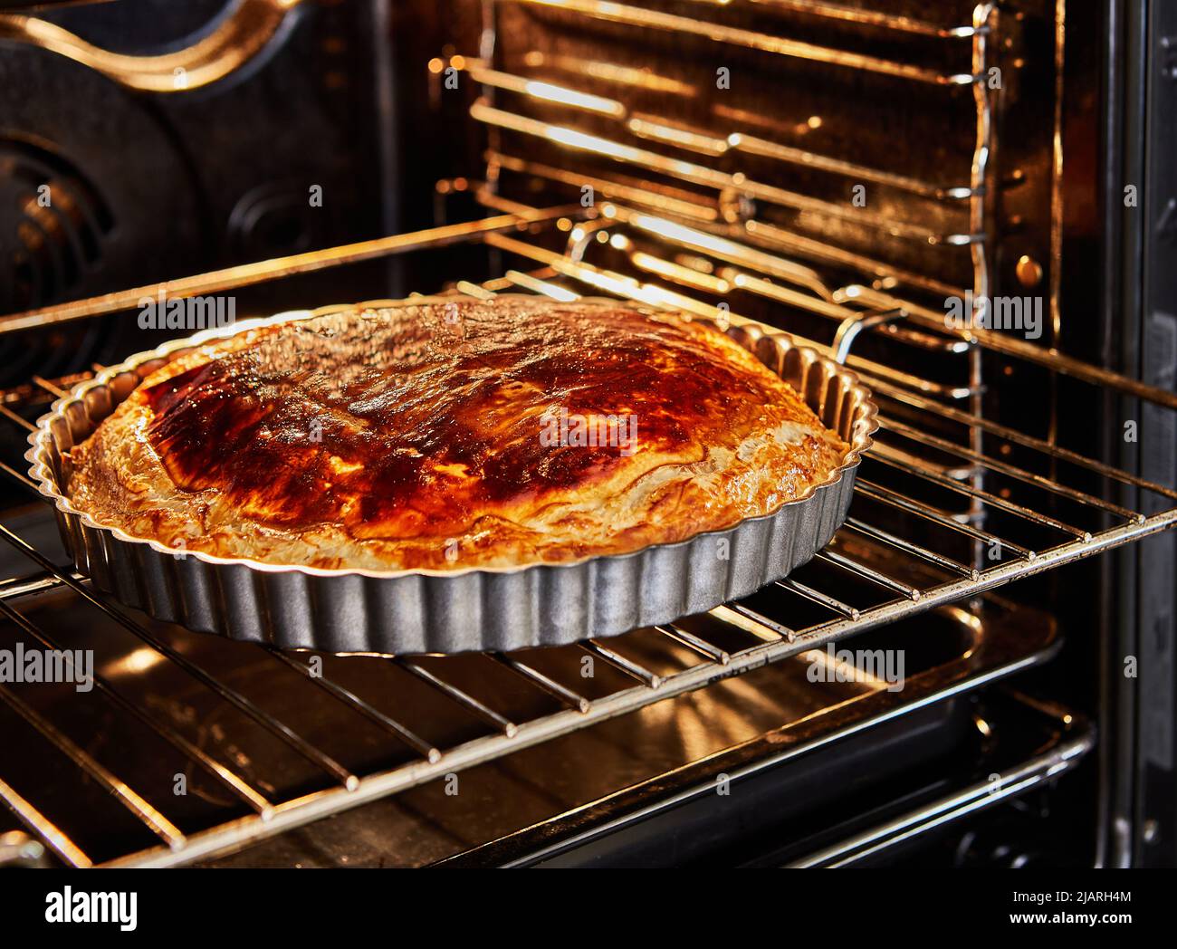 Crostata con crema di mandorle, pronta dopo cottura in forno. Torta reale Foto Stock