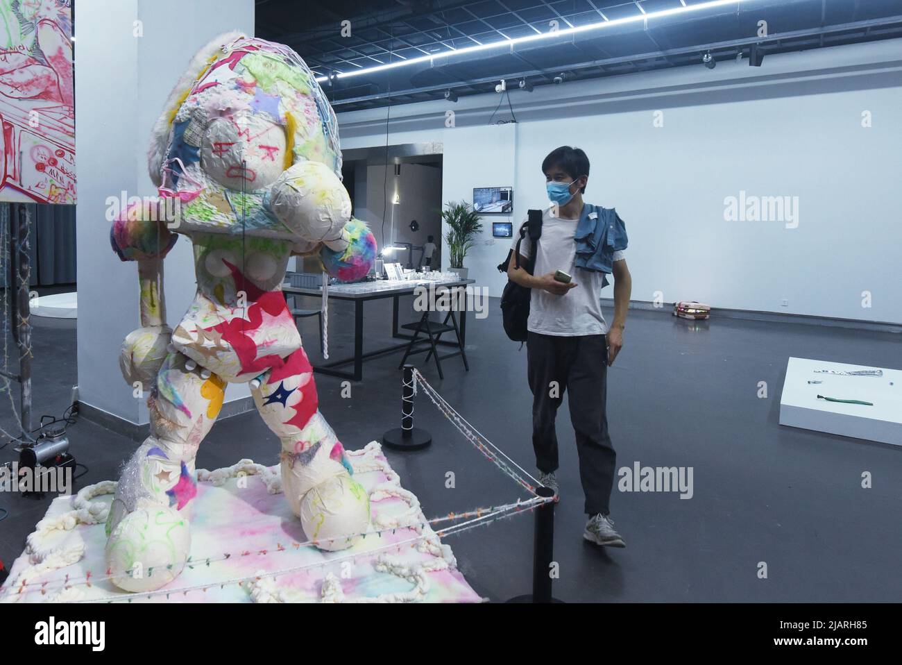HANGZHOU, CINA - 1 GIUGNO 2022 - i visitatori visualizzano l'installazione artistica 'Donne che non escono per un lungo periodo' alla Gradua 2022 dell'Accademia Cinese dell'Arte Foto Stock