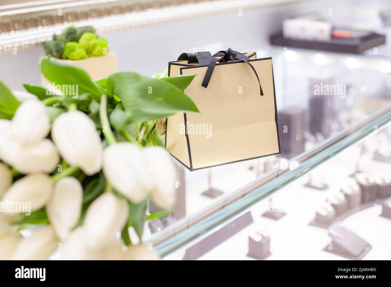 Borsa regalo di carta in un negozio di gioielli Foto Stock