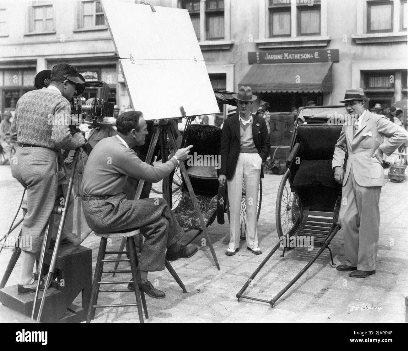 DANIELS e il regista SAM WOOD hanno girato WILLIAM HAINES sul set candid durante la produzione del film tardivo che RACCONTA AL MONDO 1928 il regista SAM WOD Metro Goldwyn Mayer Foto Stock