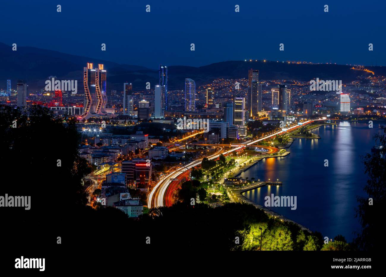 Bayrakli, Karsiyaka, Izmir, Turchia : 2 maggio 2022, Vista della Baia di Izmir in serata dall'alta collina di Bayrakli. Lunga esposizione, scarsa illuminazione. Foto Stock