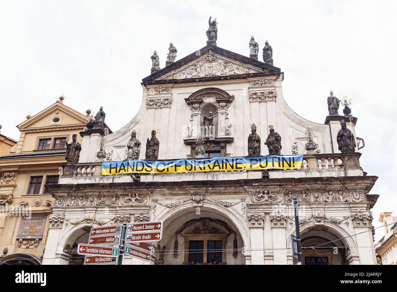 Egli slogan contro la guerra in Ucraina sulla facciata di un antico edificio architettonico nel centro della città europea. Praga, Repubblica Ceca. 05 2022 Foto Stock