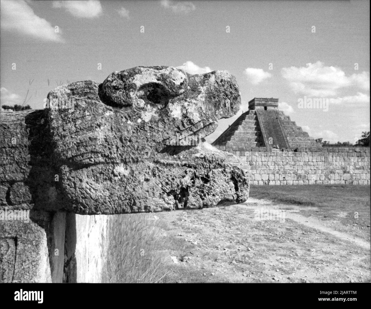 Ausgegrabene Kulturstätte der alten MAYAS in Chichen Itza Die Ruinen stammen aus der späten Maya-Zeit. Mit einer Fläche von 1547 Hektar ist Chichen Itza einer der ausgedehntesten Kundorte in Yucatan. Foto Stock