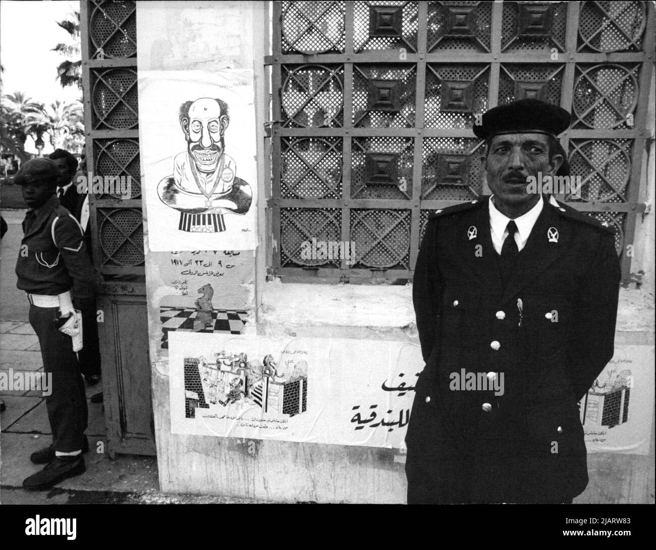 Ein Schmähplakat gegen Ägyptens Sadat am Eingangstor des gut bewachten Regierungssitzes in der Hauptstadt Tripolis. Foto Stock