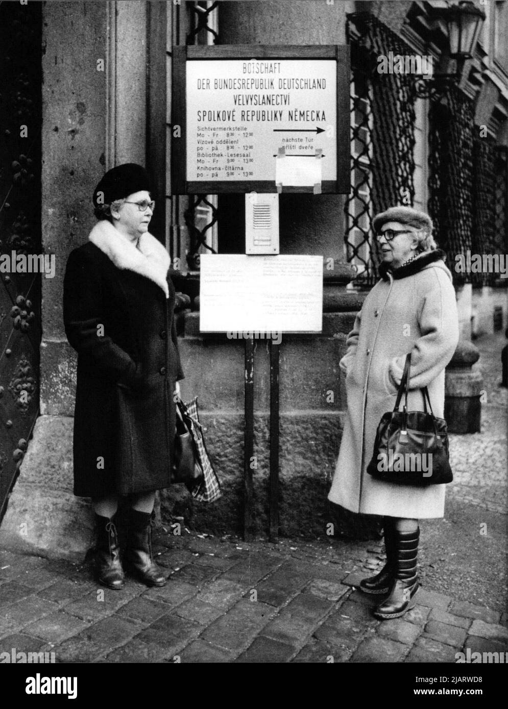 Die Abbeldung zeigt Visa-Anträger an der Deutschen Botschaft in Prag im Jahr 1984. Foto Stock