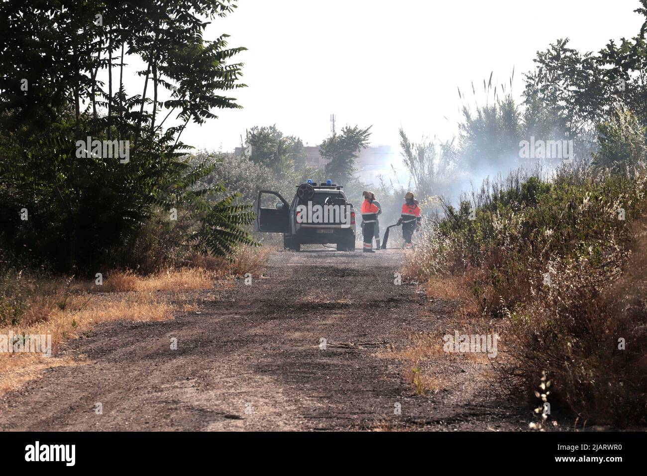 Un vasto incentio oggi pomeriggio ha interessato un area verde di proprietà della TAV in zona Prenestino. Tre a bruciare le sterpaglie sono finiti in fumo grandi materiali di risulta Foto Stock