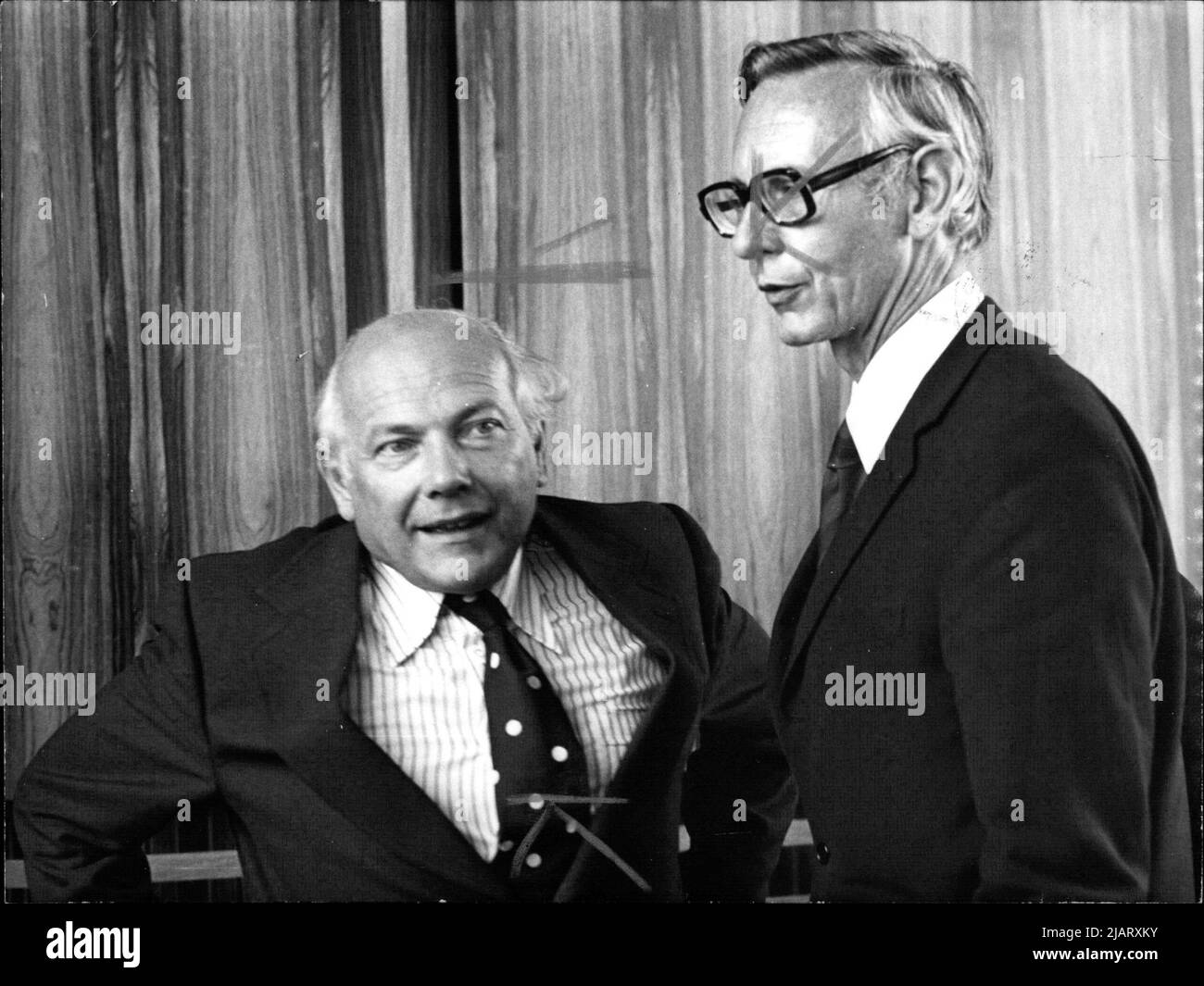 Ministerpräsident der Niederlande Dr. Johannes Marten den Uyl (li.) mit Außenminister Max van der Stoel Foto Stock