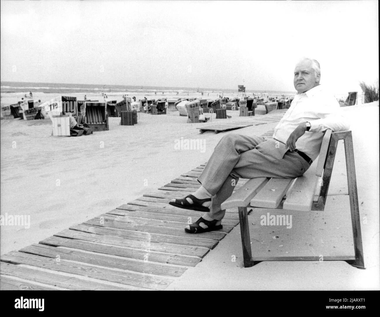 Seit 15 Jahren ist Bundesbauminister Oscar Schneider Stamm-Urlauber auf der Nordseeinsel Langeoog, hier sitzt er am Strand von Langeoog. Foto Stock