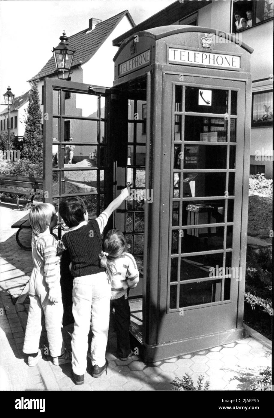 Original englische Telefonzelle: Ein Geschenk der Englischen Partnerstadt Cleethorpes an die Stadt Königswinter/Ittenbach, 1986. Foto Stock