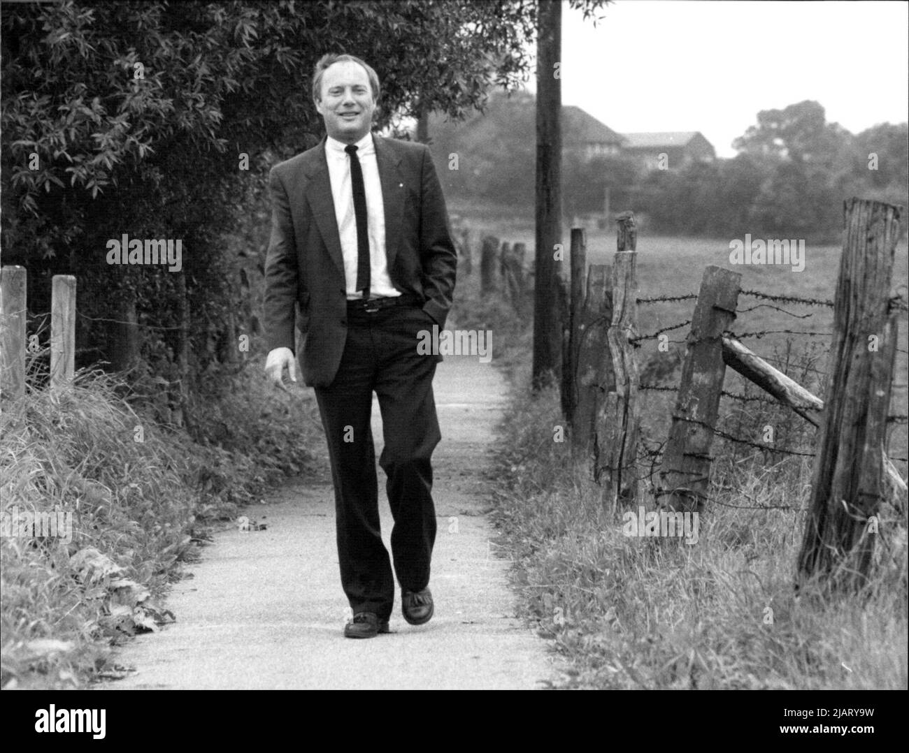 Die Abbeldung zeigt Wolf-Dieter Zumpfort, den FDP-Spitzenkandidat bei einem Spaziergang in der Nähe seiner Kieler Wohnung im Jahr 1987. Foto Stock