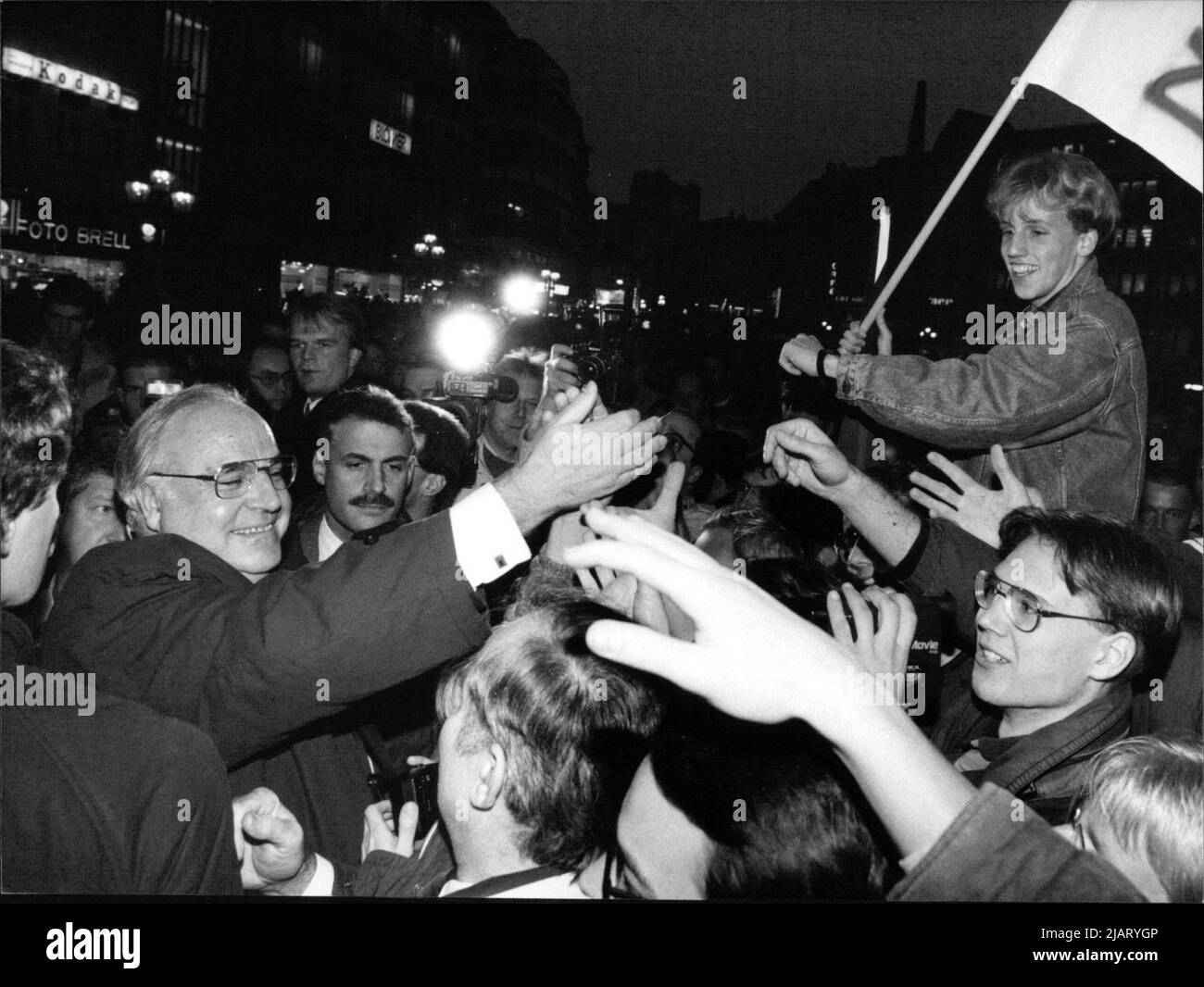 Bundeskanzler Helmut Kohl bei einer Kundgebung auf dem Marktplatz. Foto Stock