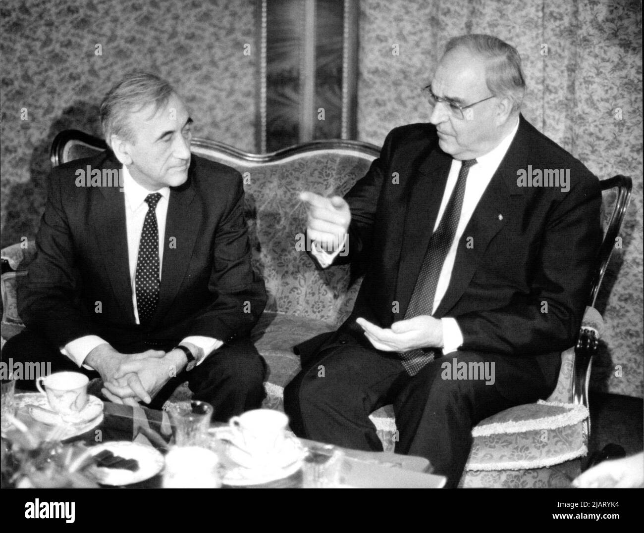 Bundeskanzler Helmut Kohl und der polnische Ministerpräsident Tadeusz Mazowiecki im Gespräch. Foto Stock