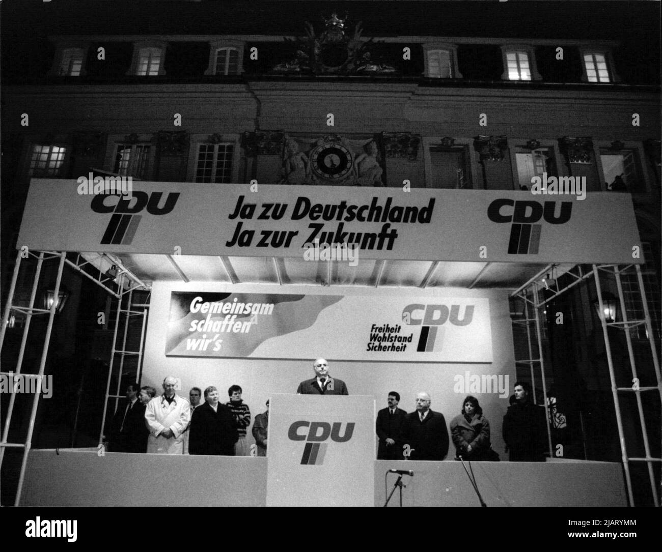 Bundeskanzler Helmut Kohl bei einer Kundgebung auf dem Bonner Marktplatz. Im Hintergrund das Bonner Rathaus. Foto Stock