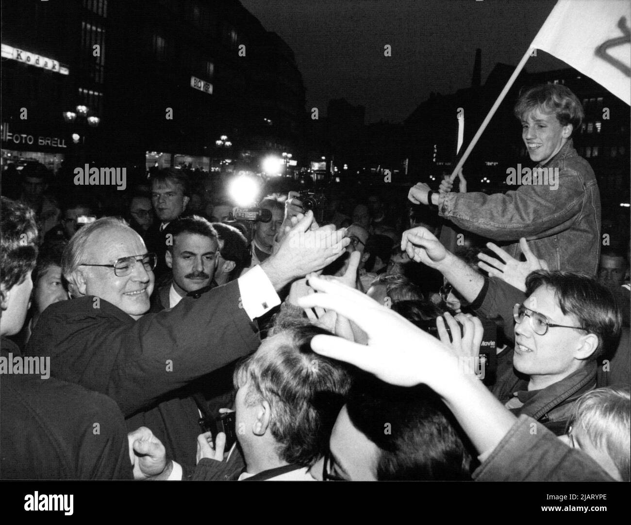 Bundeskanzler Helmut Kohl bei einer Kundgebung auf dem Bonner Marktplatz. Foto Stock