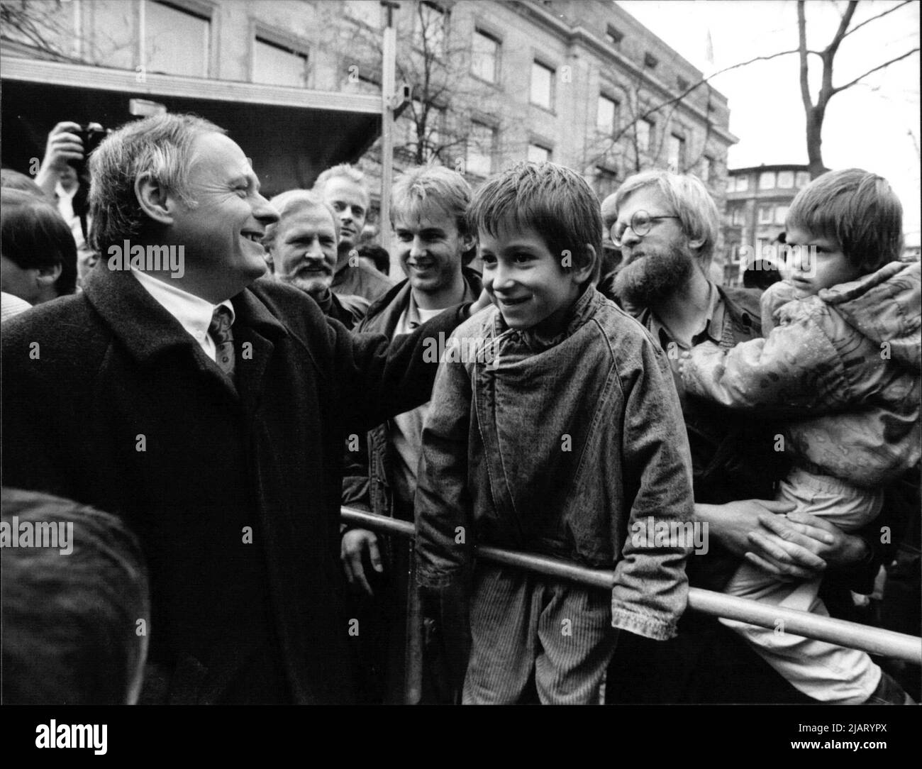 Das Bild zeigt den Kanzlerkandidaten der SPD Oskar Lafontaine bei der Wahlkampftour in Norddeutschland. Foto Stock