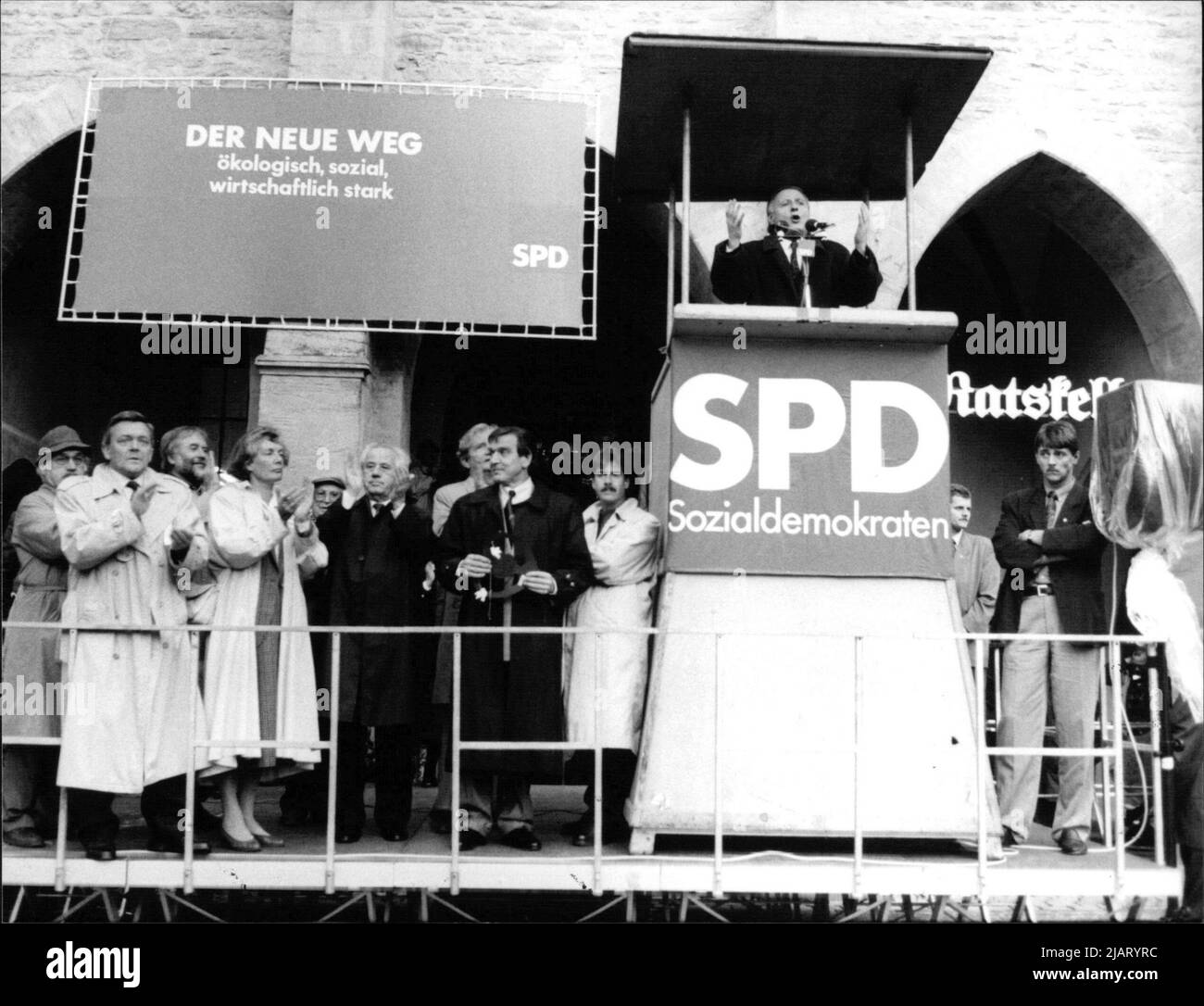 Die Abbildung zeigt SPD-Kanzlerkandidat Oskar Lafontaine auf Wahlkampftour in Norddeutschland. Hier der Politiker bei einer Kundgebung in Hildesheim im Jahr 1990. Foto Stock