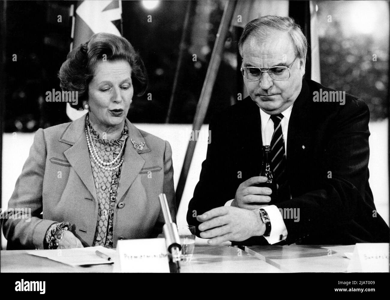 Deutsch-Britische Konsultationen a Bonn: Sichtlich erfreut war die britische Premierministerin Margareth Thatcher, als Bundeskanzler Helmut Kohl sie bei der Pressekonferenz mit einem Glas Wasser versorgte. Foto Stock