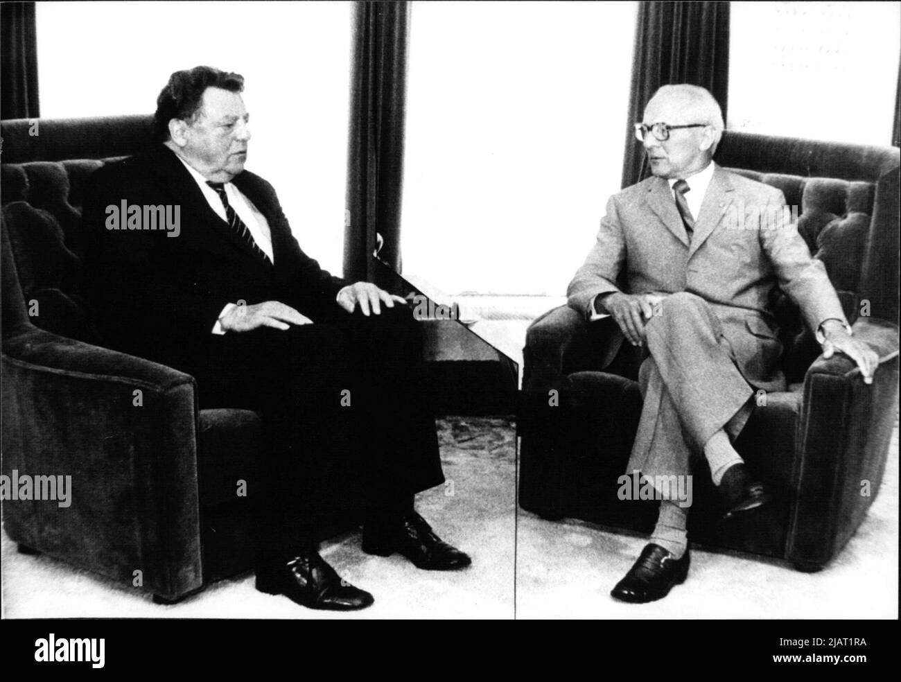 DDR-Staatsratsvorsitzender und Generalsekretär des ZK der SED Erich Honecker mit dem Ministerpräsidenten von Bayern Franz-Josef Strauß beim Treffen am Werbelinsee, Juli 1983. Foto Stock