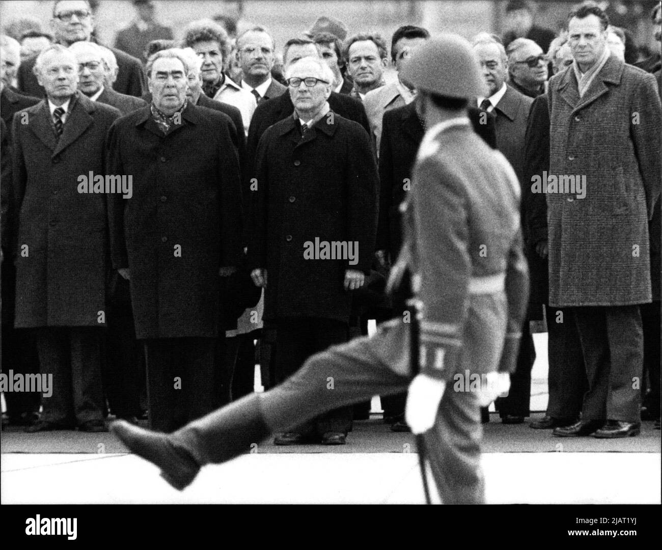 DDR-Staatsratsvorsitzender und SED-Generalsekretär Erich Honecker mit dem sowjetischen Staats- und Parteichef Leonid Breschnew bei einer Parade der Volksarmee in Ost-Berlin zum 30-jährigen Jubiläum der DDR. Foto Stock
