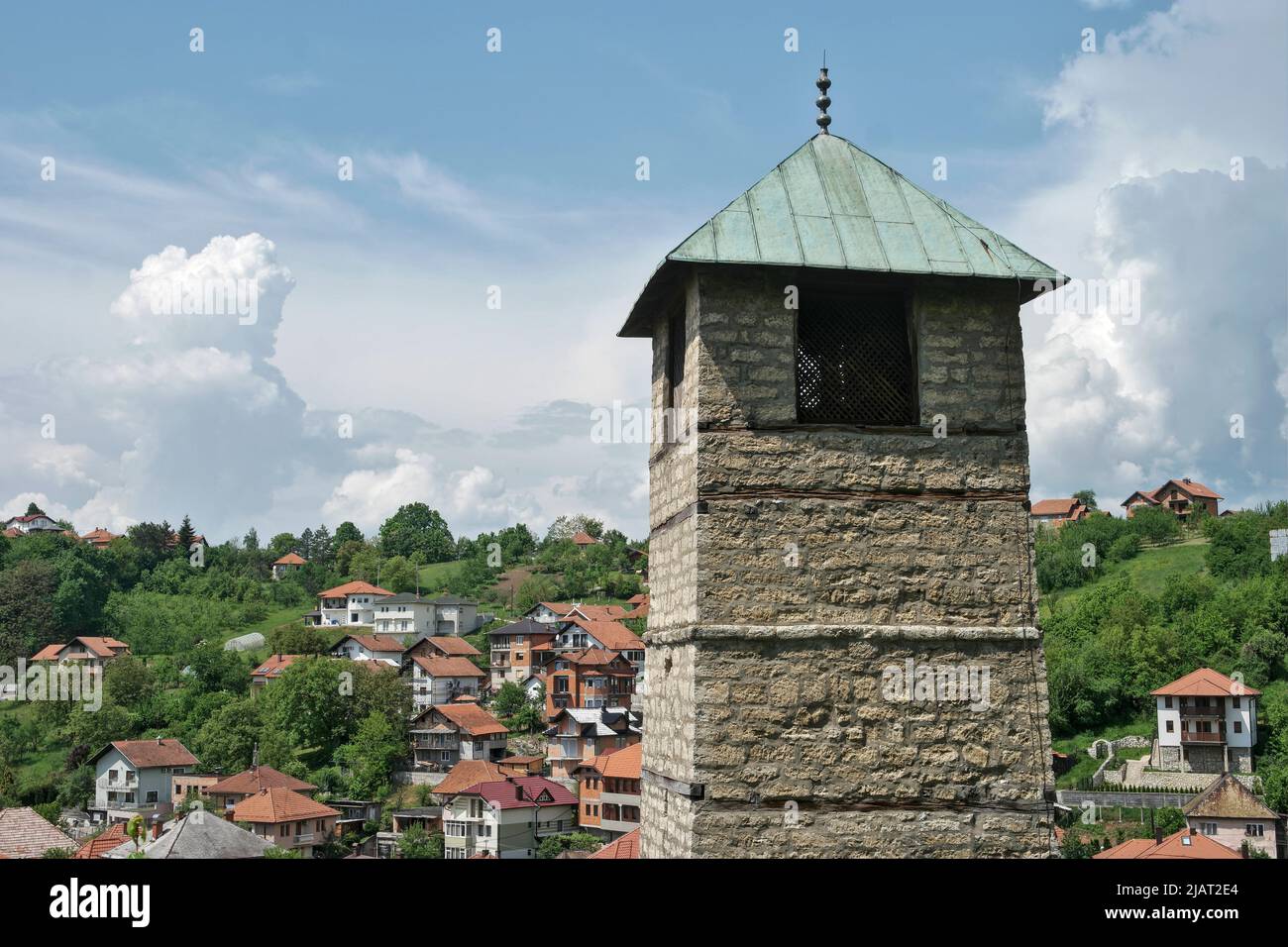 Tešanj, Bosnia-Erzegovina – 2022 maggio: Sahat Kula / Torre dell'orologio di Tešanj. Inscripted come monumento nazionale. Foto Stock