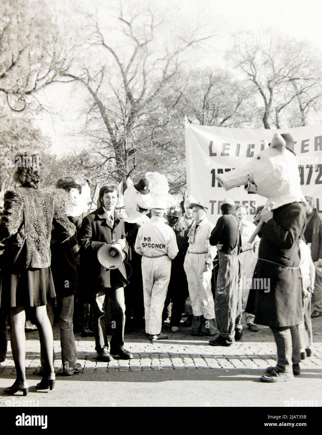 I manifestanti, alcuni dei quali hanno una bandiera della zona di Leicester, partecipano a una manifestazione contro il razzismo a Leicester, Inghilterra, Regno Unito, Isole britanniche, nel 1972. Foto Stock