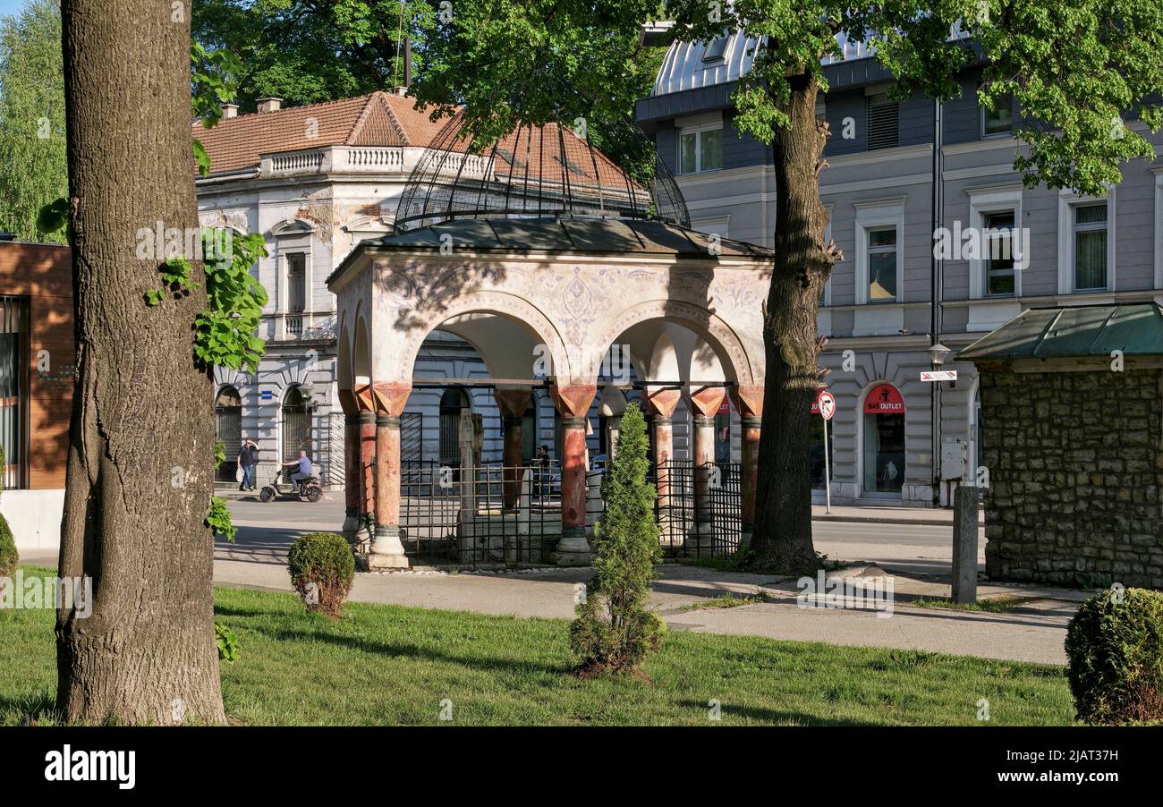 Travnik, Bosnia-Erzegovina – Maggio 2022: Tomba di Vizier (turbe) nel centro della città („pod lipom“). Inscripted come monumento nazionale. Foto Stock