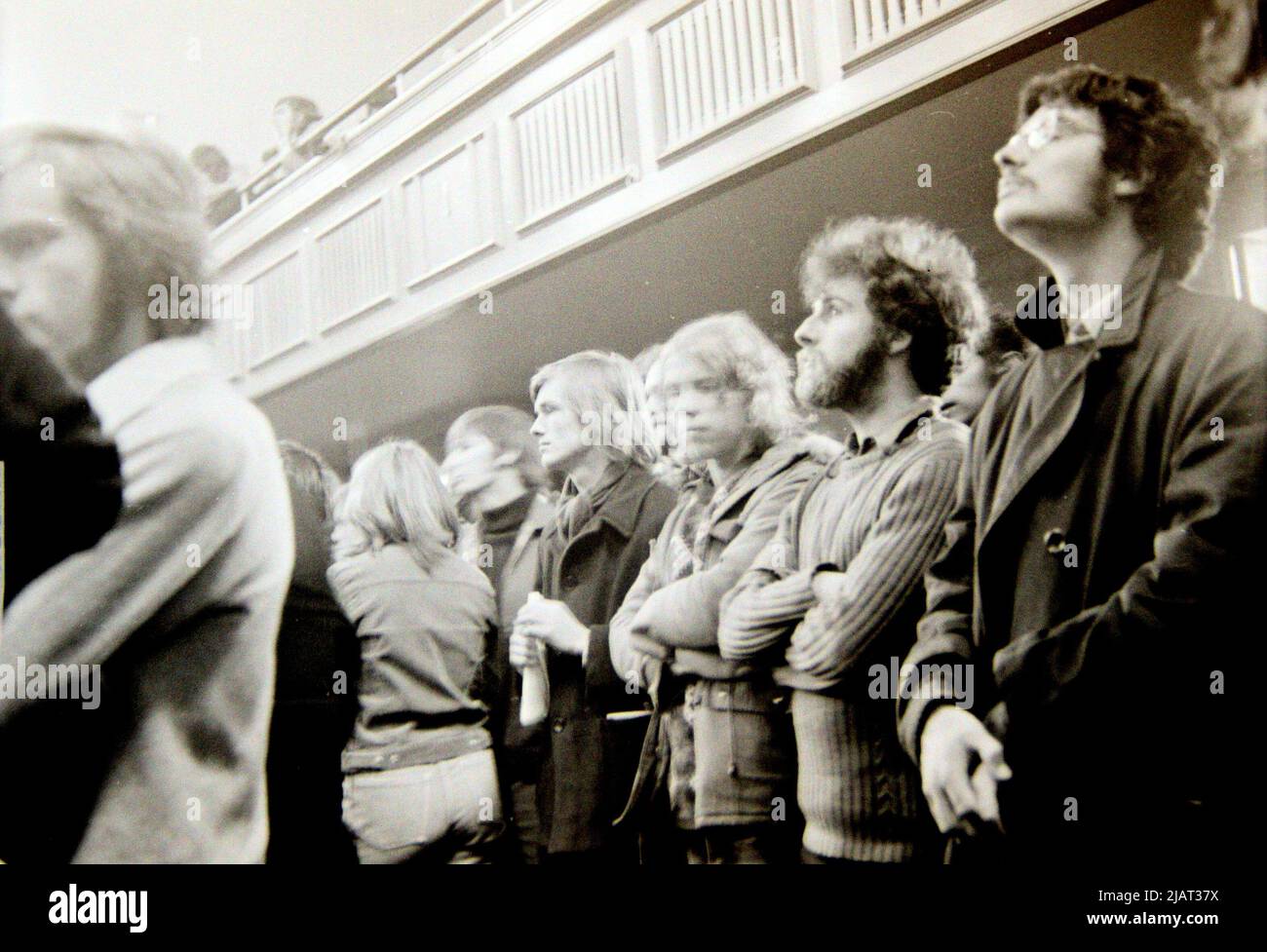 Giovani dimostranti maschili partecipano a un raduno indoor dopo aver partecipato a una manifestazione antirazzista a Leicester, Inghilterra, Regno Unito, Isole britanniche, nel 1972. Foto Stock