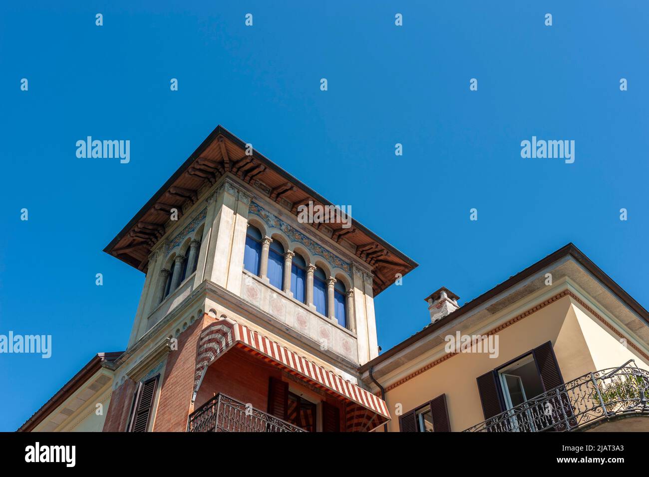Facciata particolare di una villa storica sulla riva del Lago maggiore, Cannero Riviera, Piemonte, Italia, Europa Foto Stock