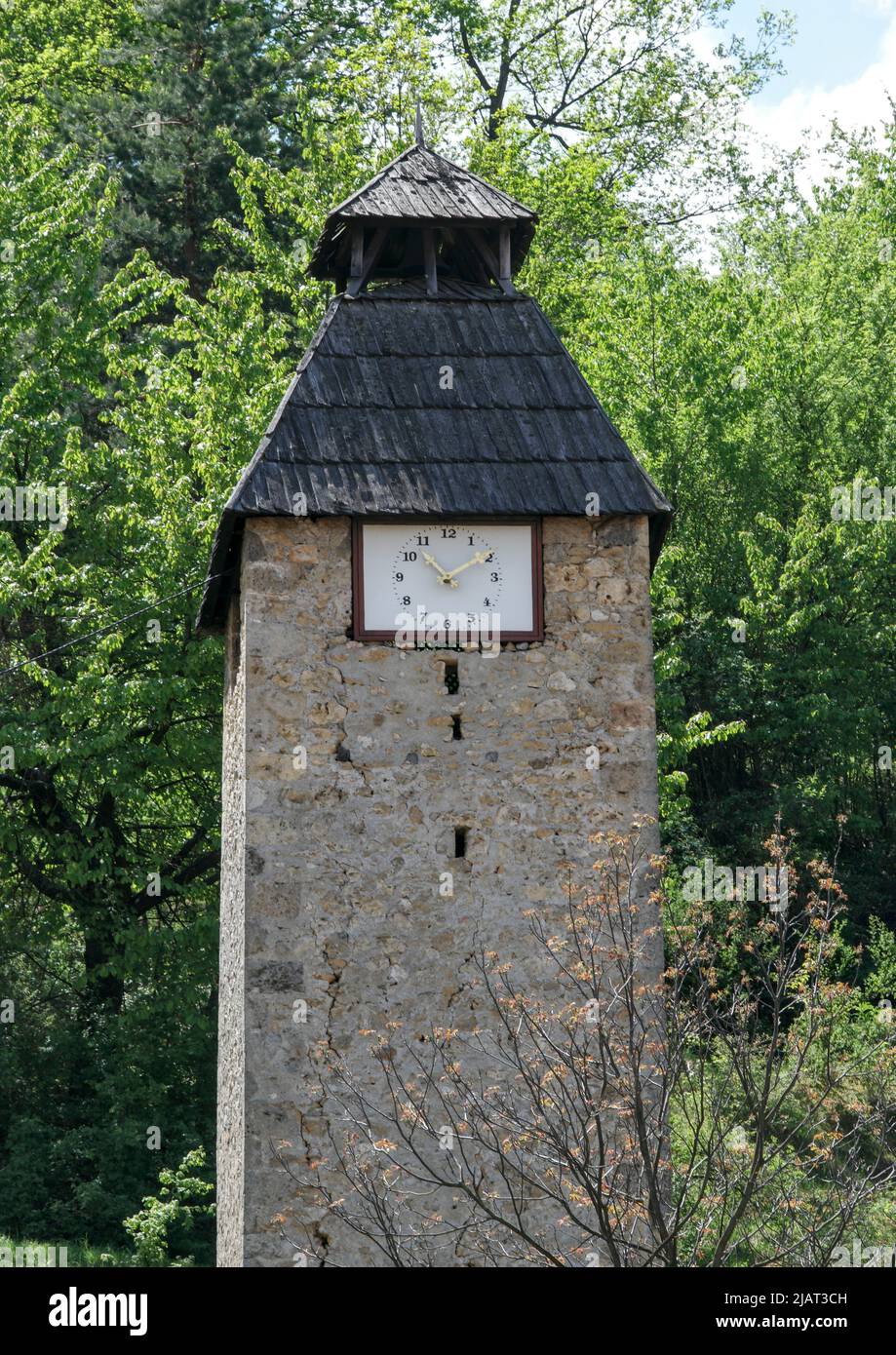 Gornji Vakuf-Uskoplje, Bosnia-Erzegovina – 2022 maggio: Sahat Kula / Torre dell'orologio di Gornji Vakuf. Inscripted come monumento nazionale (18th secolo) Foto Stock