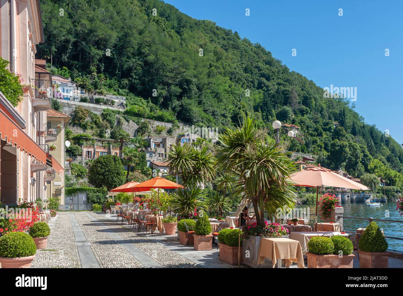 Passeggiata e ristorante sulla riva del Lago maggiore, Cannero Riviera, Piemonte, Italia, Europa Foto Stock