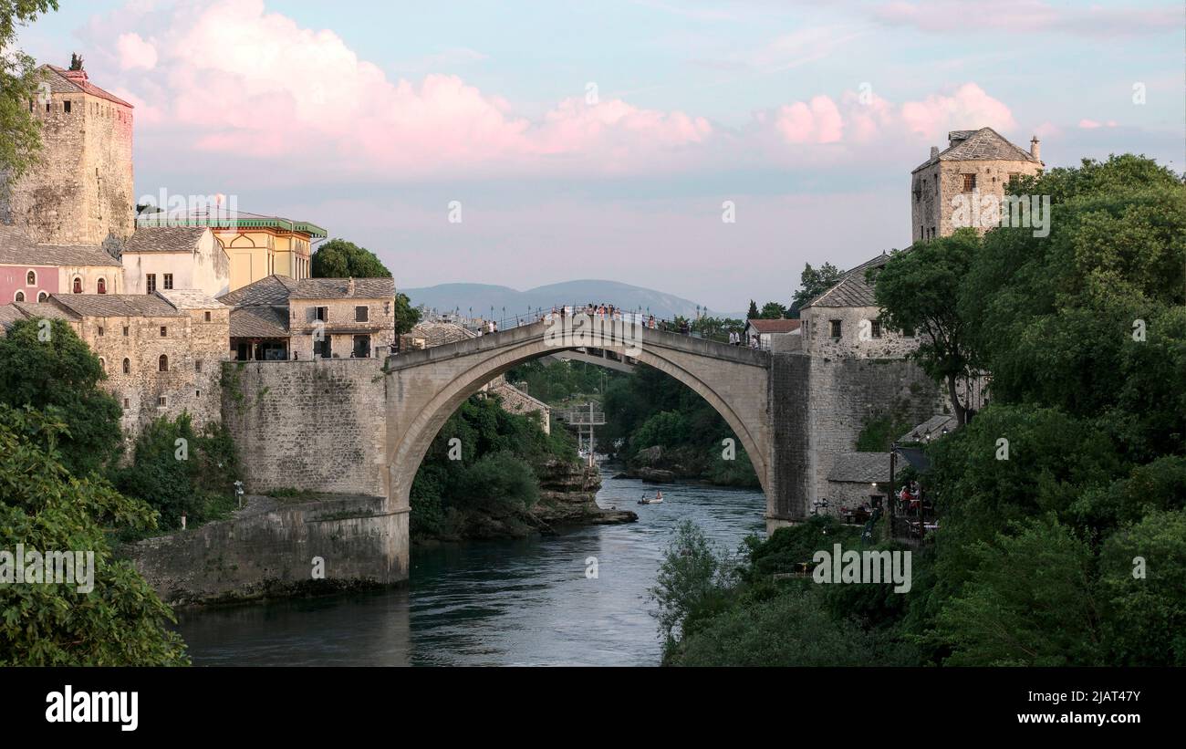 Mostar, Bosnia-Erzegovina – Maggio 2022: Il vecchio ponte di Mostar nella sera . È un monumento nazionale e patrimonio dell'umanità dell'UNESCO. Foto Stock