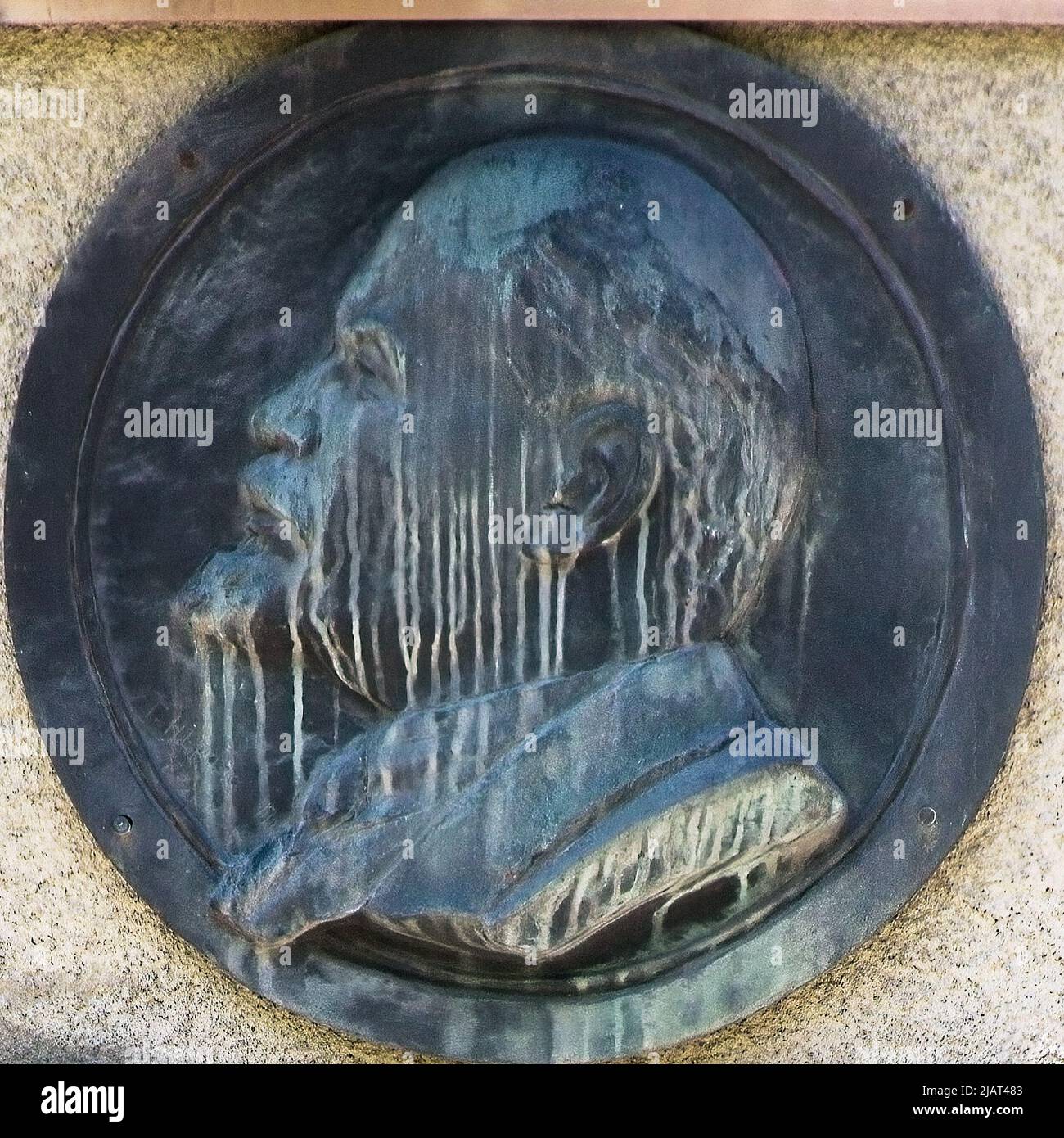 Placca rotonda con profilo di V. I. Lenin sul muro del museo Lenin a Tampere in Finlandia Foto Stock