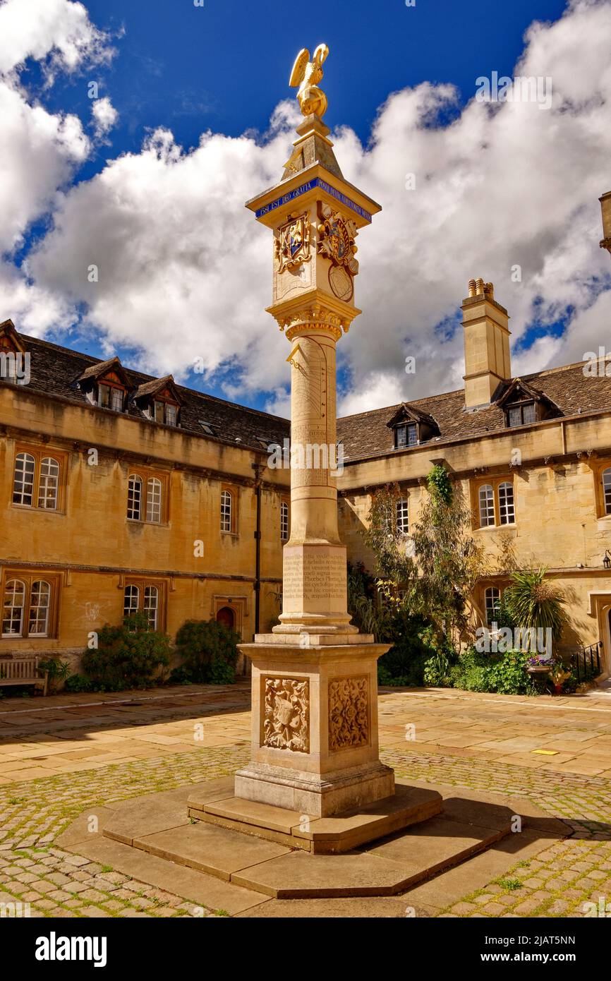 OXFORD CITY ENGLAND CORPUS CHRISTI COLLEGE IL QUAD PRINCIPALE CON LA MERIDIANA PELICAN O TURNBULL COPERTA DI SIMBOLI Foto Stock