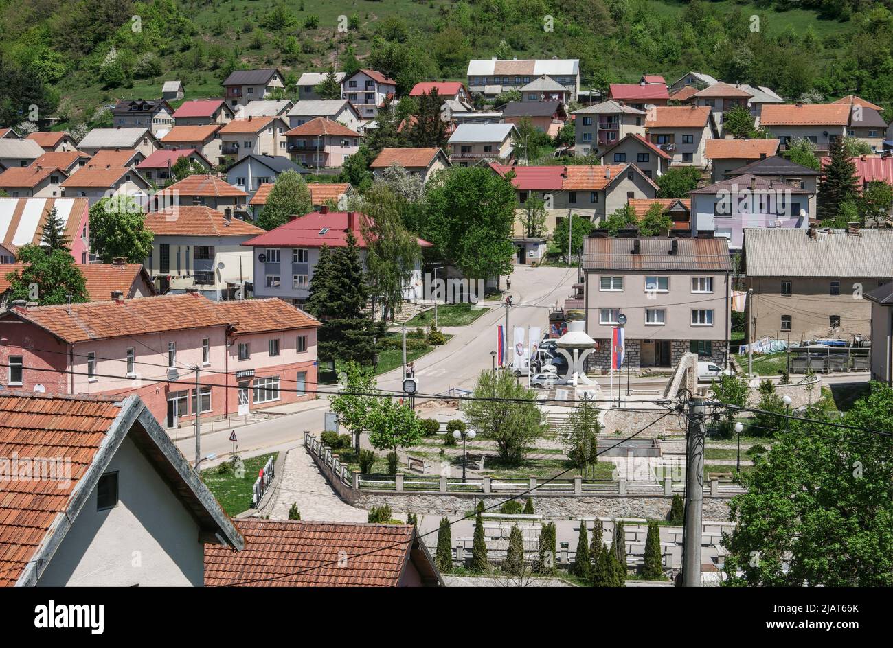 Kalinovik, Republika Srpska, Bosnia-Erzegovina – Maggio 2022: Memoria per le vittime della guerra 1992–1995 nel centro di Kalinivik. La forma del Foto Stock