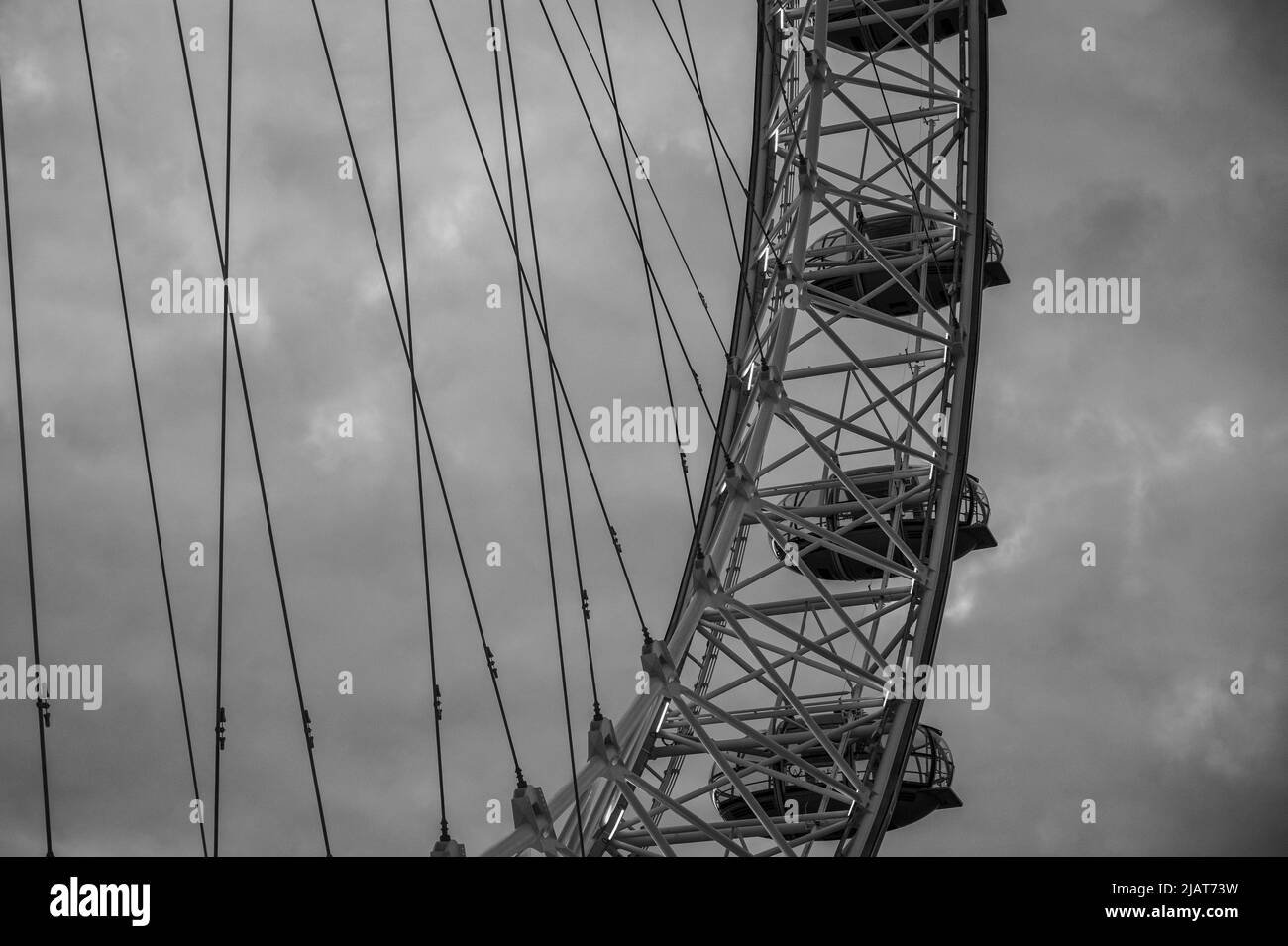 Dettaglio ravvicinato di una grande ruota panoramica. Bianco e nero Foto Stock