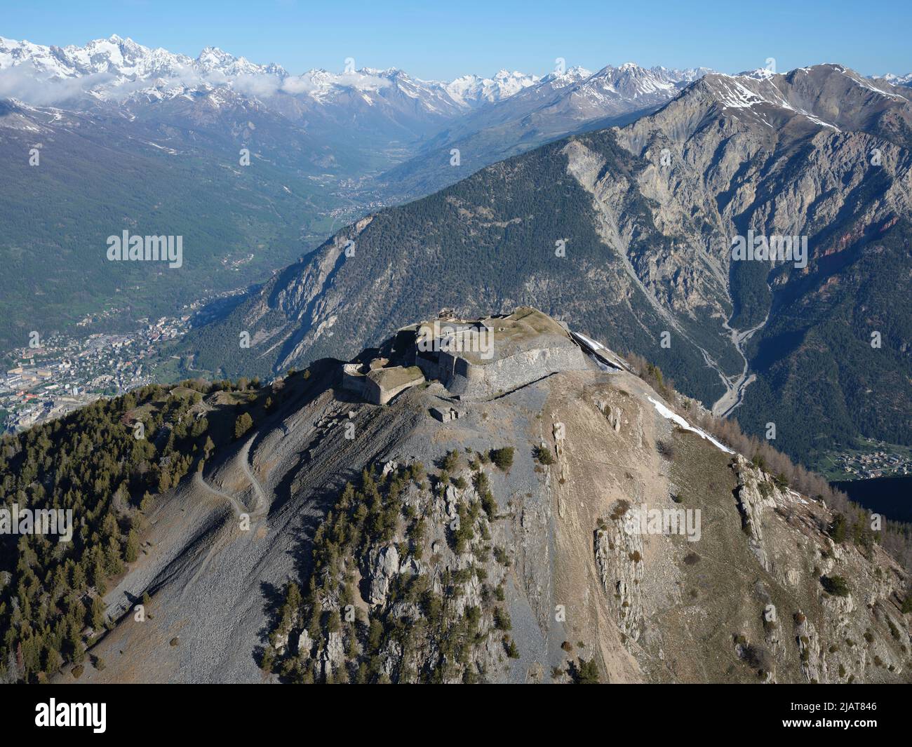 VISTA AEREA. Forte de l'Infernet con il Massiccio degli Ecrins in lontananza. Alte Alpi, Francia. Foto Stock